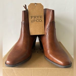 NWT Frye and Co women ankle boots 9.5
Savi 
Cognac
All man made material